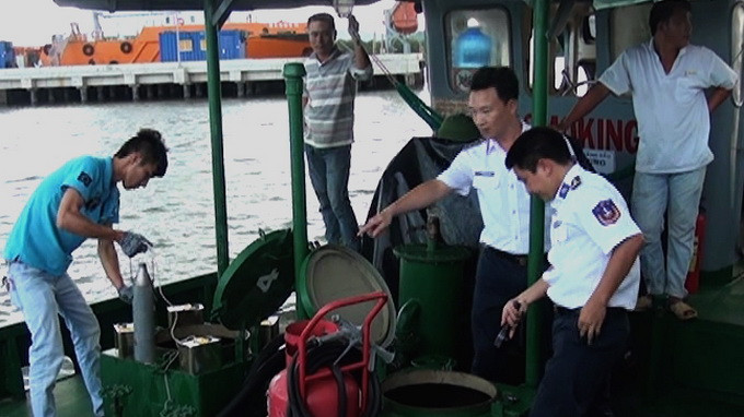 Lực lượng chức năng Vùng CSB 3 kiểm tra hàng hóa trên tàu Thành Trung 01. Ảnh canhsatbien.vn