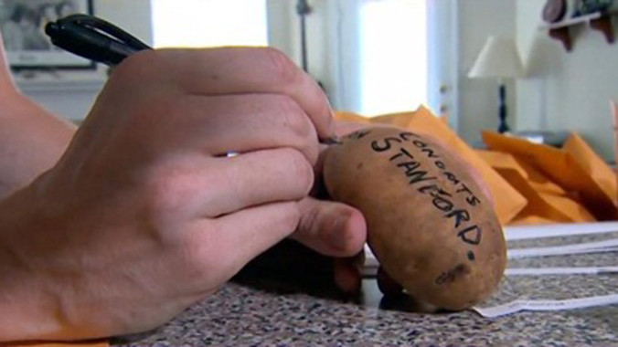 Craig chỉ mất 30 giây để hoàn tất một sản phẩm. Ảnh: WFAA.