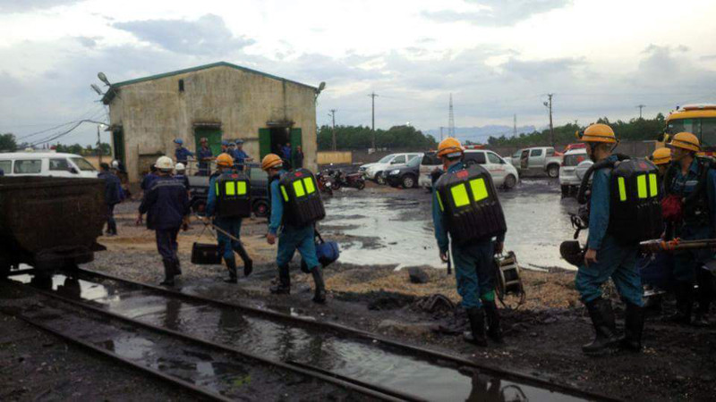 Lực lượng cứu hộ đang có mặt tại hiện trường. Ảnh: Báo Quảng Ninh.