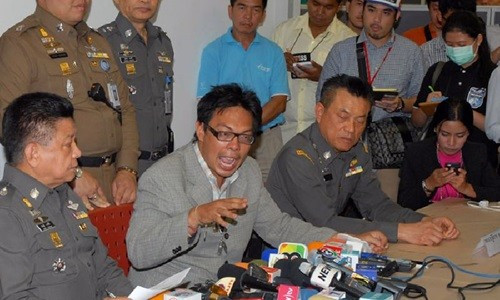 Pongpob Boonsaree (giữa) đăng thông điệp cảnh báo người dân ở Bangkok hôm 13/8. Ảnh: Khaosod.