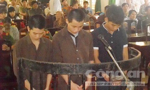 Các bị cáo tại phiên tòa xét xử lưu động.