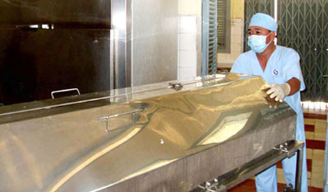 Ngoài sự yêu nghề, các nhân viên nhà xác phải có thần kinh thép.