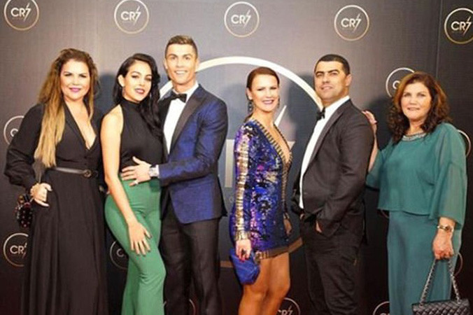 Ronaldo mở tiệc cuối năm để vinh danh... bản thân