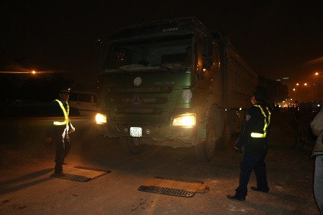 Thanh tra của Tổng cục Đường bộ Việt Nam phát hiện xe quá tải ngay trong nội thành Hà Nội. Ảnh Duongbo.vn.