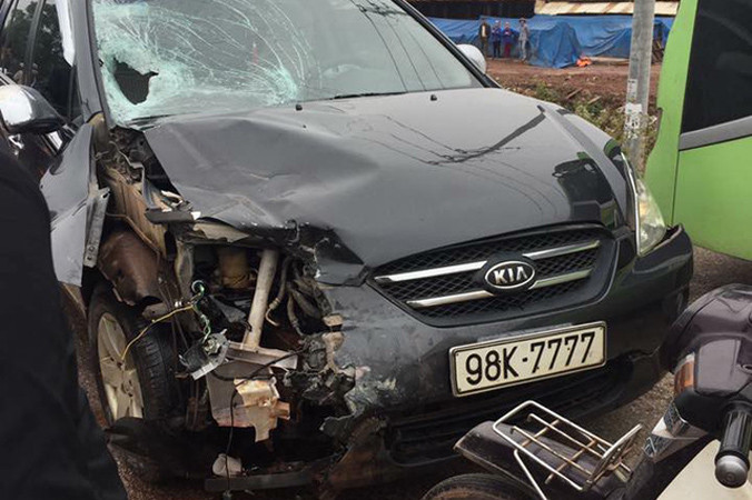 Chiếc xe biển "tứ quý 7" hư hỏng phần đầu sau vụ va chạm với xe máy.