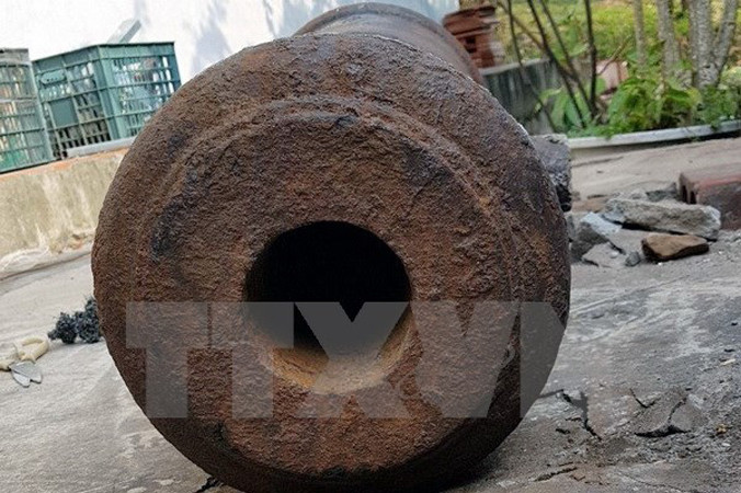 Súng thần công cổ vừa được phát hiện. Ảnh: Văn Đức/TTXVN.
