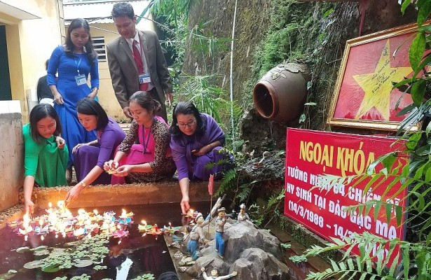 Thả hoa đăng tưởng niệm các anh hùng Gạc Ma. Ảnh: MT