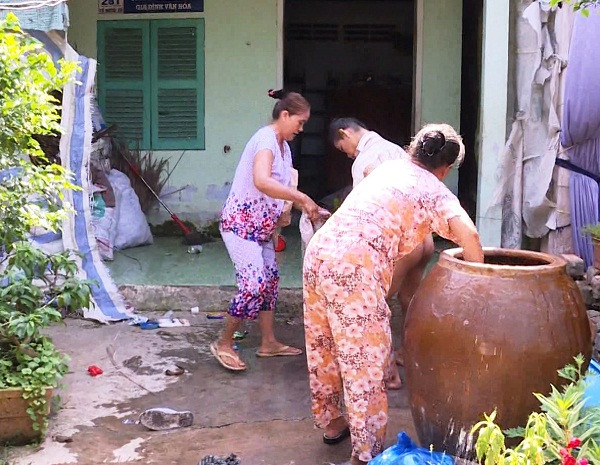 Hàng xóm tắm cho P sau khi thiếu niên được giải cứu. 