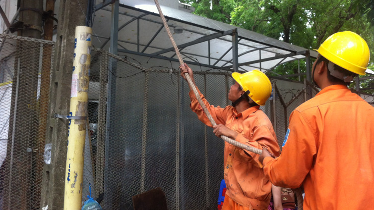 Dù trời nắng nóng kéo dài nhưng EVN cố gắng không để mất điện. Ảnh: Phong Cầm