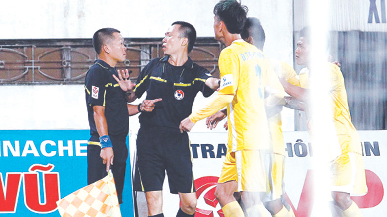 Các cầu thủ Hải Phòng phản ứng với quyết định của trọng tài trong trận thua QNK Quảng Nam cuối tuần qua. Ảnh: VSI.