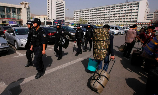 Để đối phó dân chúng bất bình, ngăn ngừa động loạn và duy trì an ninh, Trung Quốc phải chi tiêu cho lực lượng cảnh sát còn lớn hơn cả ngân sách quốc phòng. Trong ảnh: Cảnh sát Trung Quốc tuần tra ở nhà ga Urumqi tại Tân Cương.