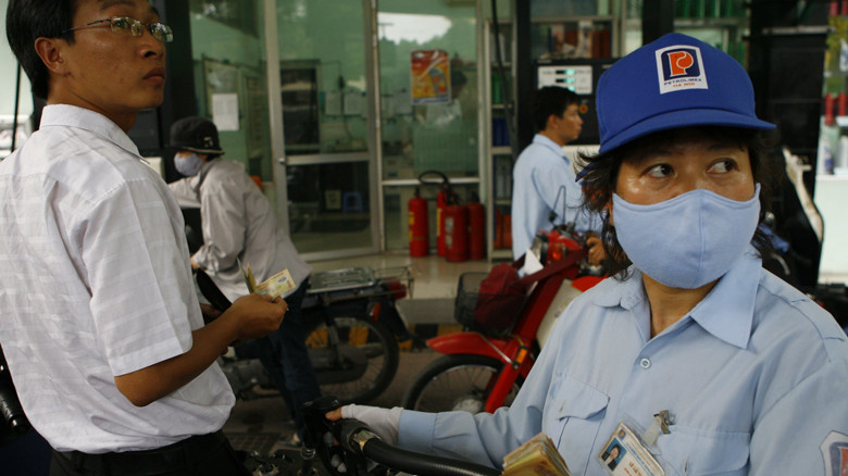 Bộ Công Thương toàn quyền điều hành giá xăng dầu, khác nào “vừa đá bóng vừa thổi còi”?. Ảnh: Hồng Vĩnh