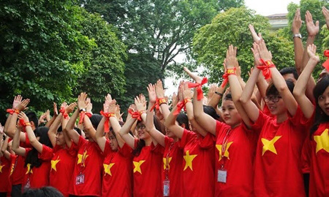 Thanh niên Việt Nam hướng về Biển Đông.