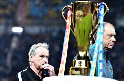 Riedl (trái) đã nhiều lần ở gần các danh hiệu chính thức của bóng đá Đông Nam Á, nhưng chưa một lần được chạm vào.