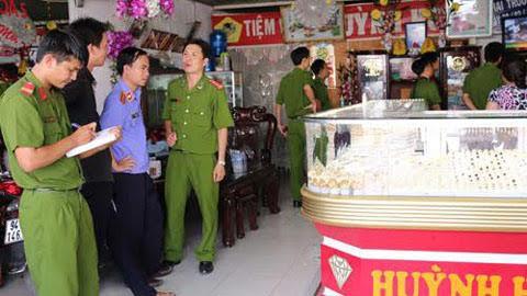 Công an đọc lệnh bắt Tâm. Ảnh: Trần Hồng.