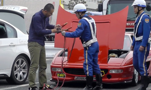 Tài xế dùng dây cáp của cảnh sát để khởi động siêu xe chết ắc-quy.