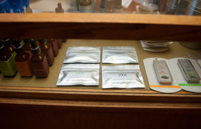 Cần sa được bày bán tại một cửa hàng hợp pháp ở thành phố Denver .