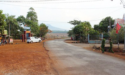 Công an thu thập dấu vết và vật chứng tại đoạn đường xảy ra vụ án mạng