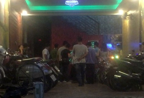 Lực lượng chức năng khám nghiệm hiện trường. Ảnh: Lê Trai