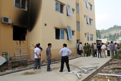 Khói đen bao phủ ban công phía sau của căn hộ chung cư. Ảnh: Thanh Tuấn - VnExpress