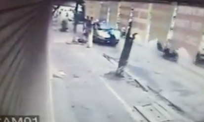 Cán bộ thanh tra giao thông Hà Nội bám ở cần gạt nước chiếc xe khách vi phạm. Ảnh cắt từ clip