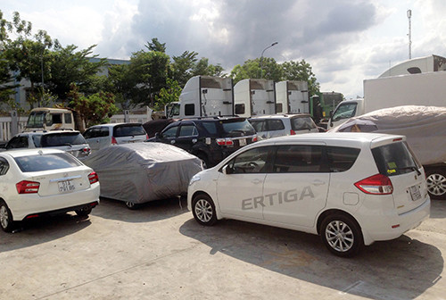 Những ôtô do người đàn ông thuê mang đi cầm và bán được thu hồi. Ảnh: Xuân Thắng