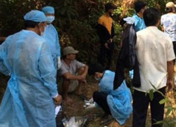 Khám nghiệm hiện trường vụ giết tài xế xe ôm. Ảnh: Pháp luật TP HCM