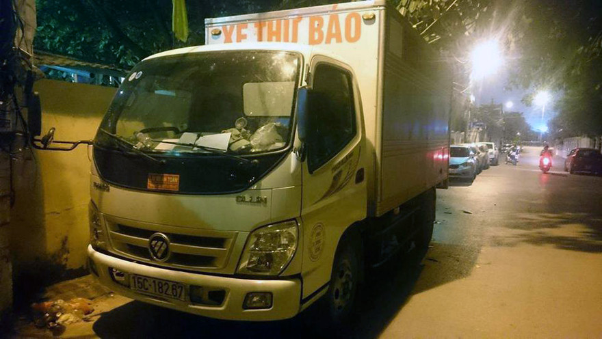Chiếc xe tải được dán nhãn "Xe thư báo" nhằm qua mặt lực lượng chức năng