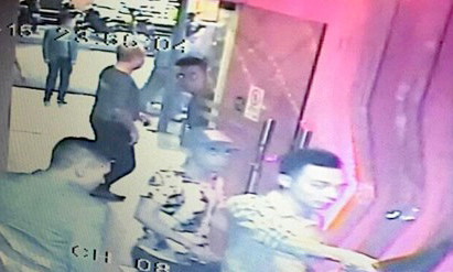 Camera ghi cảnh Thắng cùng đồng bọn cầm dao xông vào quán bar