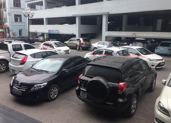 Nhiều chung cư quá tải chỗ đỗ xe ô tô