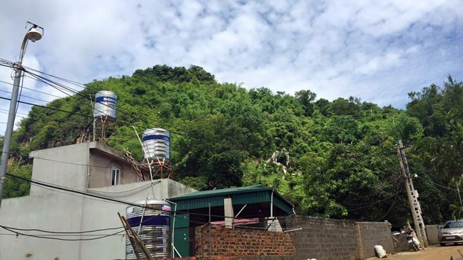 Quả đồi mà nghi phạm bắn phó công an phường lẩn trốn. Ảnh: Bùi Phương