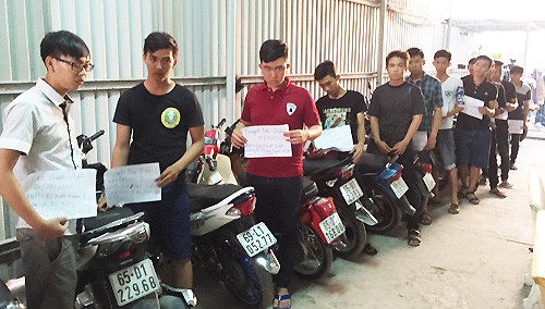 Hàng chục quái xế cùng xe máy bị đưa về trụ sở công an. Ảnh: Cửu Long