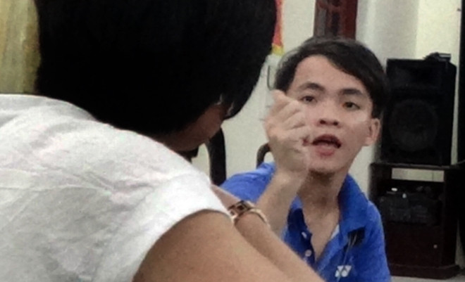 Cô giáo đang phiên dịch cho đối tượng Cường