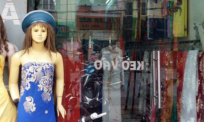 Cửa hàng nơi người dân vây cô gái đi SH nghi trộm cắp. Ảnh: Zing