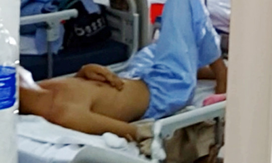 Nghi phạm Vi Văn Thắng bị cảnh sát khóa tay vào thành giường và luôn có cảnh sát ngồi túc trực bênh cạnh