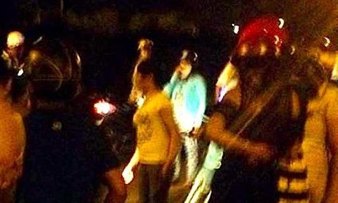 Người dân đưa 2 phụ nữ đi cấp cứu