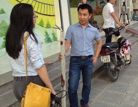 Thanh sắt mà anh Tuấn cầm nặng khoảng 10kg rơi từ tầng cao xuống xe ô tô. Ảnh: Nhóm Cư dân HH