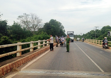 Lực lượng Công an tìm kiếm tang vật tại suối Cần Lê