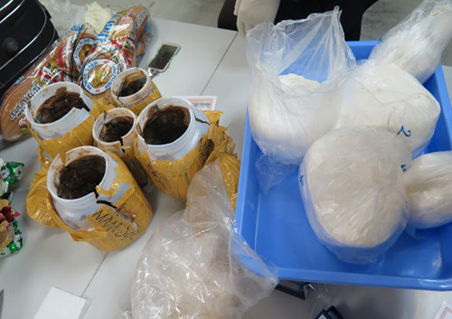 9 bánh heroin được giấu trong các hộp mắm cá của bà cụ 76 tuổi. Ảnh: H.Q