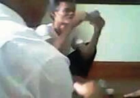 Cảnh cán bộ công chức xã Hoằng Châu sát phạt nhau trên chiếu bạc. Ảnh cắt từ clip