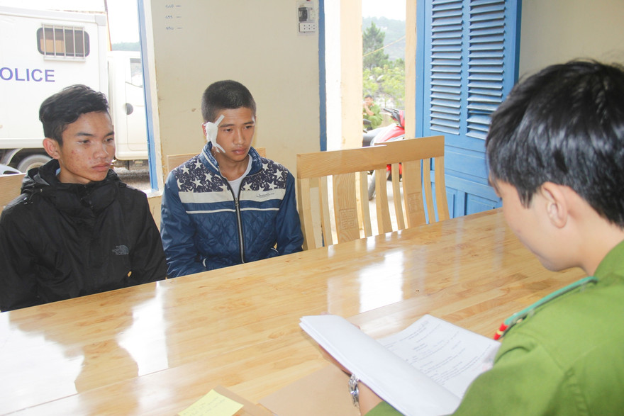 Đối tượng Hiếu (bị thương trên má) và Dương tại cơ quan Công an