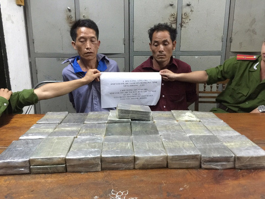 Hai đối tượng cùng số ma túy tang vật - Ảnh: Nghĩa Đàn