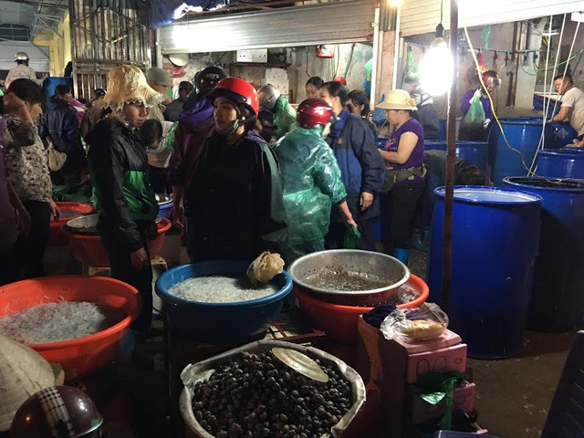 Mùa đông cũng như mua hè, dân bán cá quanh năm phải mặc quần áo mưa, chân đi ủng