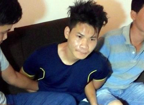 Lê Văn Công bị khống chế. Ảnh: Kh.Uyên