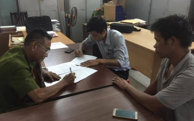 Anh Nguyên trình báo vụ cướp tại công an quận Bình Thạnh. Ảnh: Công an Nhân dân