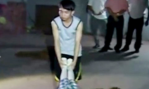 Cường diễn tả lại hành động kéo xác bé N. ra sân