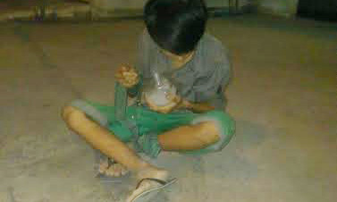 Đối tượng bị buộc dây ở tay, ngồi ăn ở hiện trường