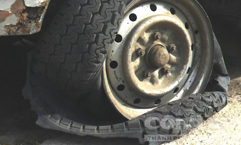 Công an nổ súng bắn thủng lốp xe tải