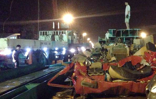 Nhiều thanh dầm thép xô về phía trước, đè nát cabin khiến tài xế và phụ xe bị thương nặng, Ảnh: Sơn Dương