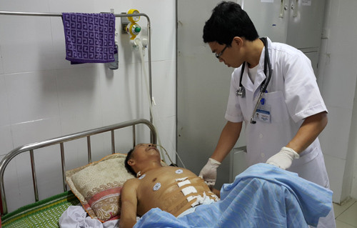 Ông Dần tỉnh táo nhưng chưa biết việc vợ đã tử vong. Ảnh: Hải Bình